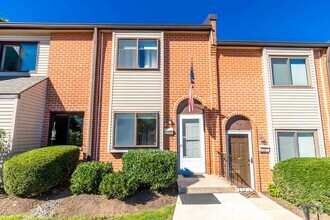 Building Photo - 905 Valley Dr