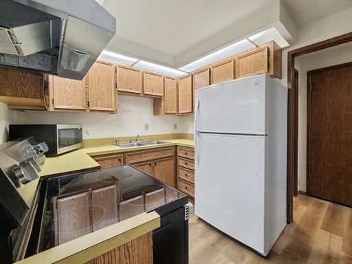 Foto del edificio - AVAILABLE NOW! Thoughtfully Updated Kingsgate Home with Fireplace and Fenced Yard