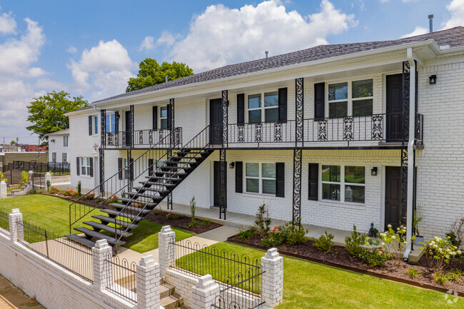 Building Photo - The Townhouse Reserve