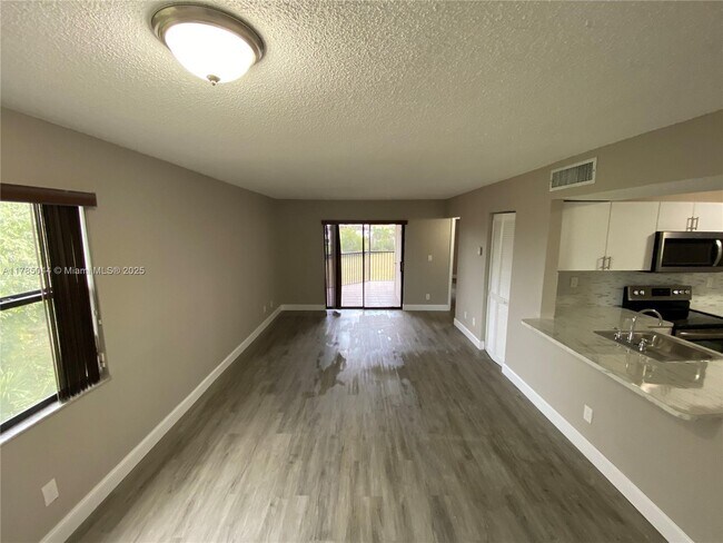 Foto del edificio - 3396 Foxcroft Rd