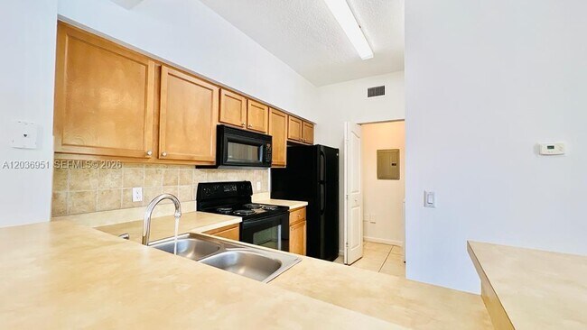 Building Photo - 2304 Myrtlewood Cir E
