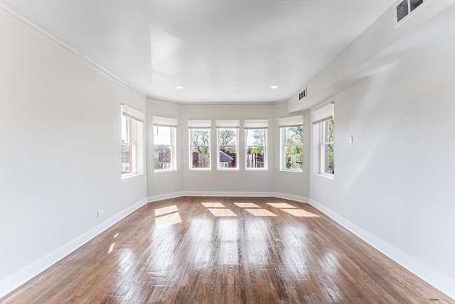 Foto del edificio - 1121 N Leclaire Ave