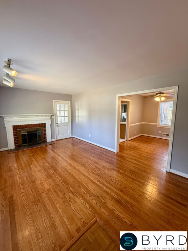 Foto del edificio - 9023 Farmington Dr