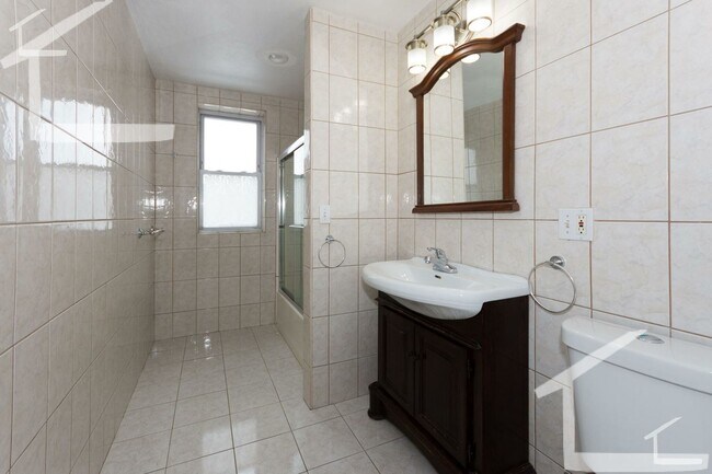Foto del edificio - POPULAR BU SSTUDENT APT! Desirable Street near campus !  Heat & HW Inc
