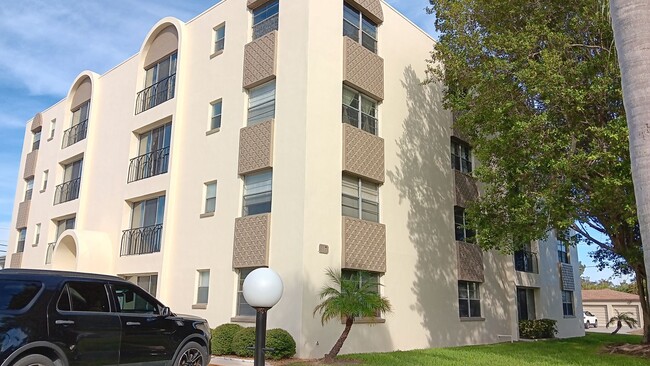 Building Photo - Location is great with this spacious 2-bed...