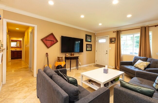 Foto del edificio - 7766 N Glenoaks Blvd
