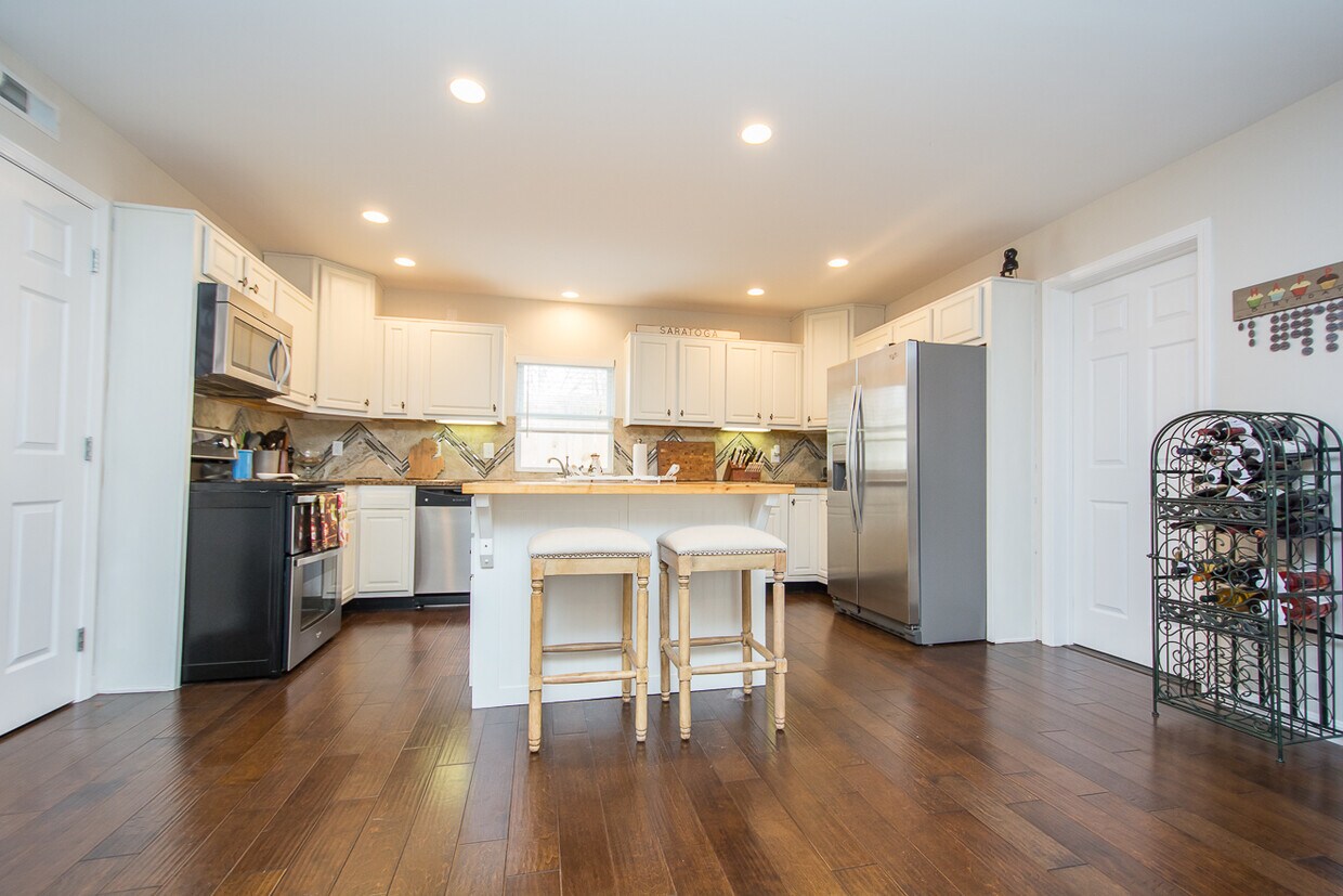 Spacious kitchen (island does not stay) - 11608 Frank Ave