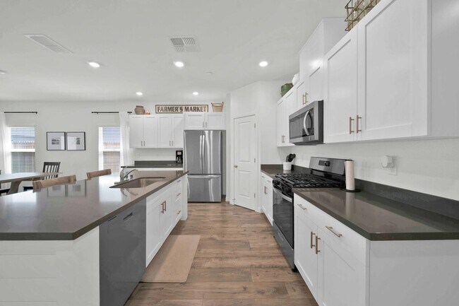 Building Photo - Beautiful New 4 Bedroom/2 Bath Furnished H...