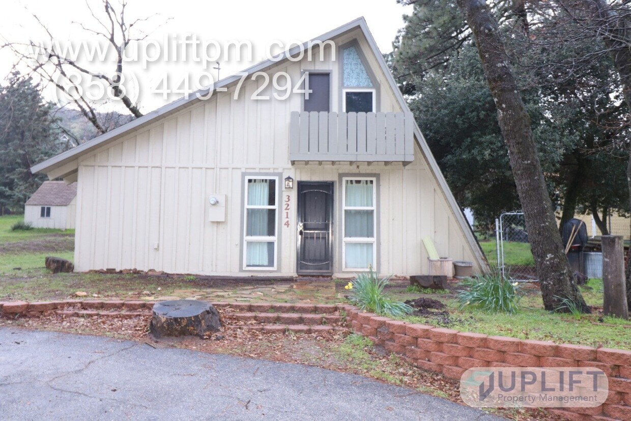 Primary Photo - 1 Bedroom, 1 Bathroom Cabin Style House (L...