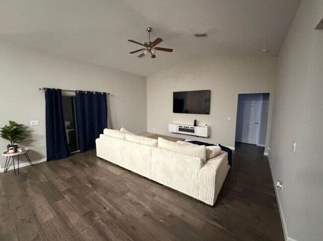 Foto del edificio - 4 bedroom 2 bath home in Port Saint Lucie