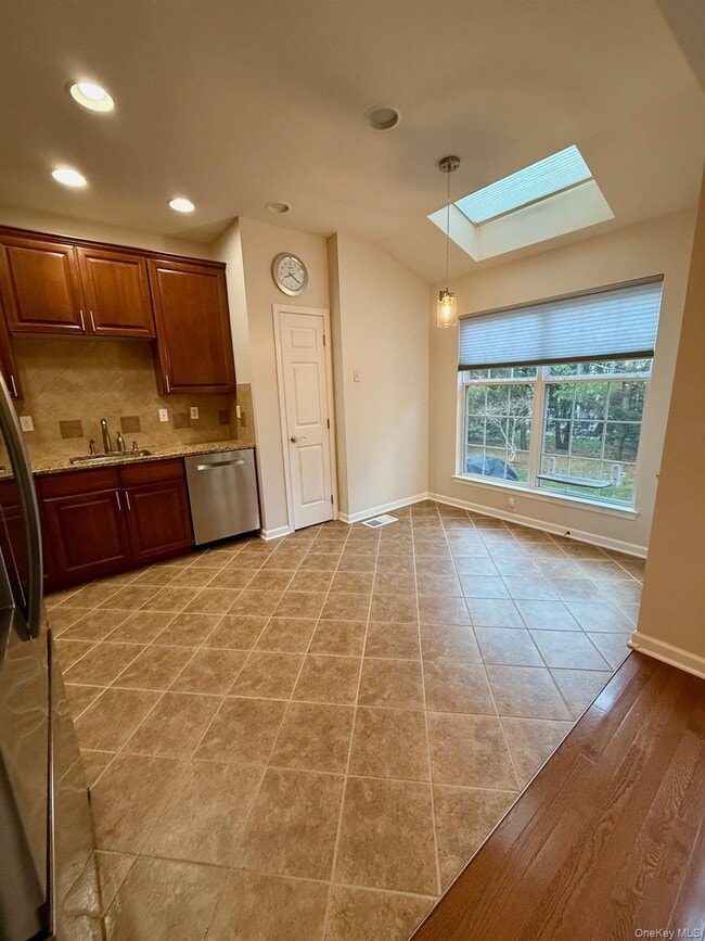 Building Photo - 955 Huntington Dr