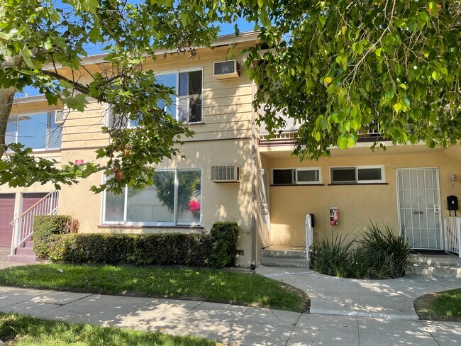 Foto del edificio - 14225 Riverside Dr