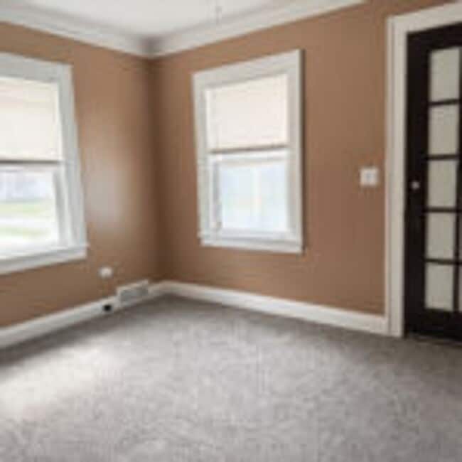 Building Photo - 402 N 38th Ave W