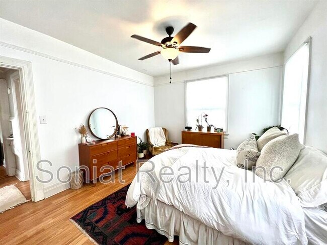 Foto del edificio - 5707 Rosemary Pl