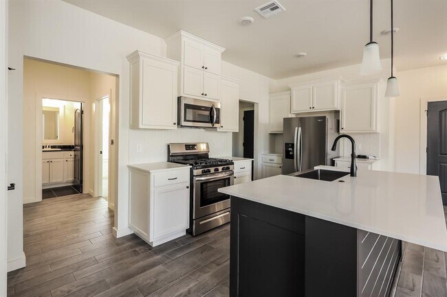 Foto del edificio - 320 W 3rd St