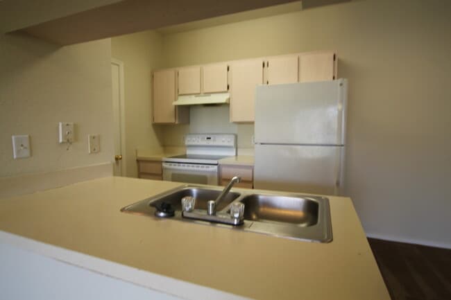 Building Photo - The Preserve @ Temple Terrace - 1 bed/1 bath, 3rd floor condo Half off 1st FULL month's rent!