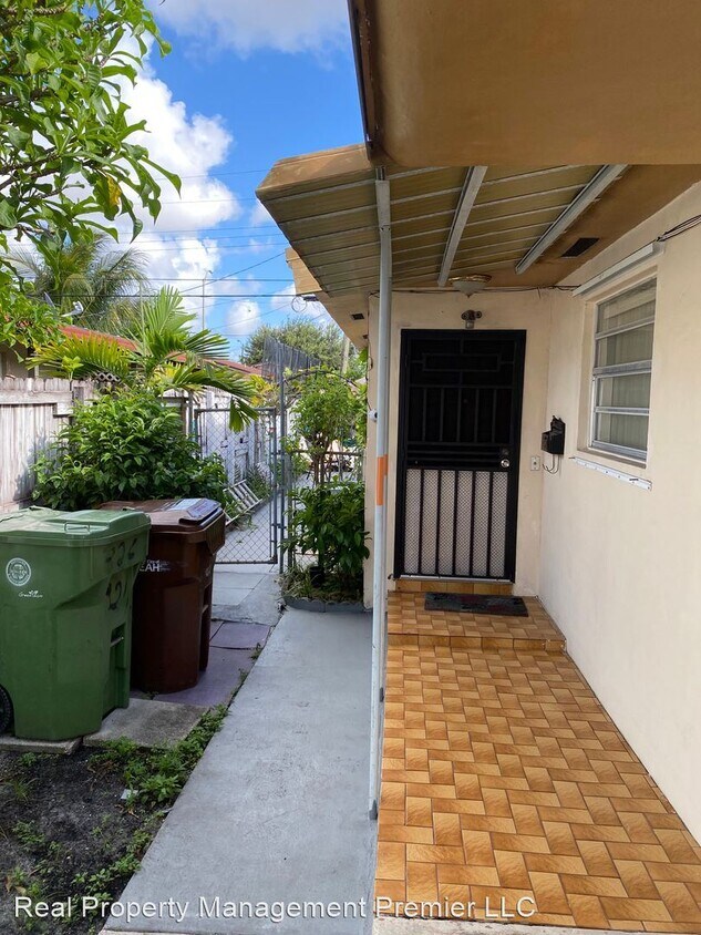Primary Photo - 3 br, 2.5 bath House - 326 E 12th St Unit 1