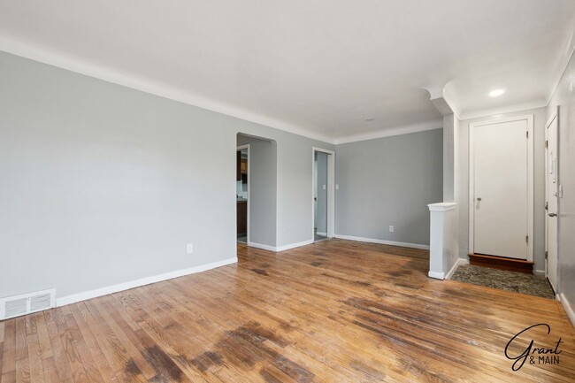Building Photo - $1450 - Fully Renovated 3 Bed 1.5 Bath