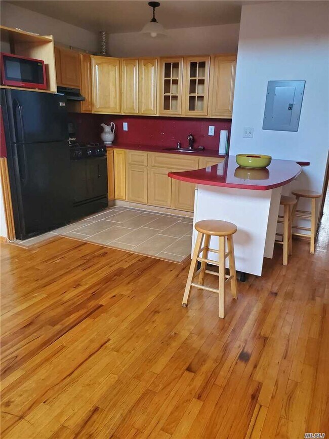 Foto del edificio - 54-06 Metropolitan Ave