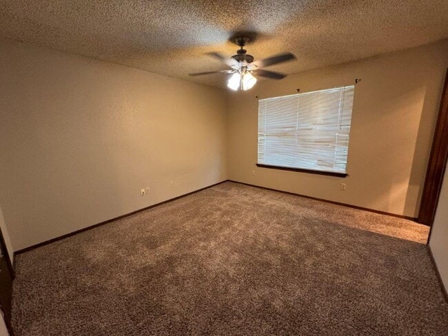 Building Photo - 3 bed 2 bath, In Moore Schools, fenced yar...