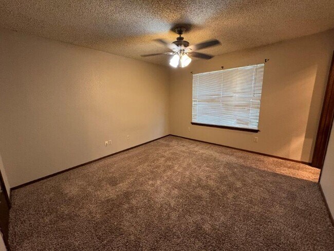 Foto del edificio - 3 bed 2 bath, In Moore Schools, fenced yar...