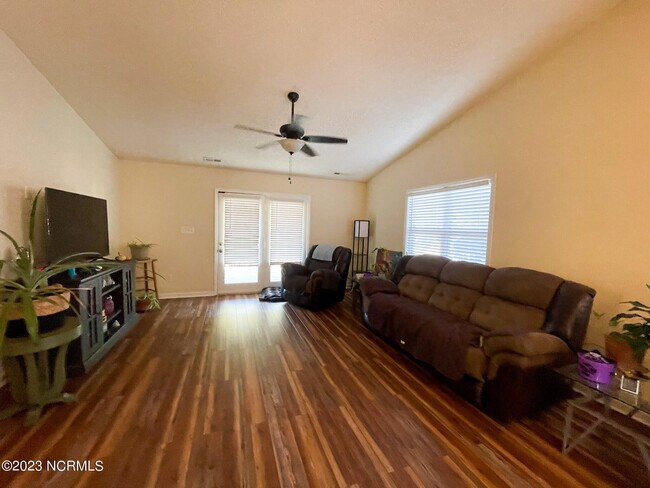 Building Photo - 316 Live Oak St