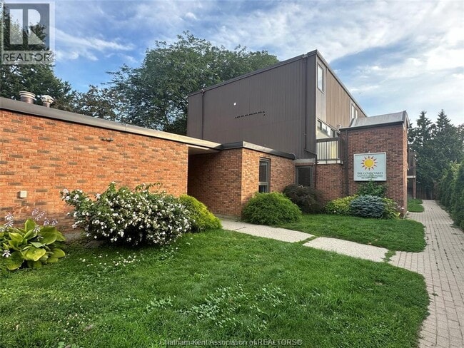 Photo du bâtiment - 200 Emma St