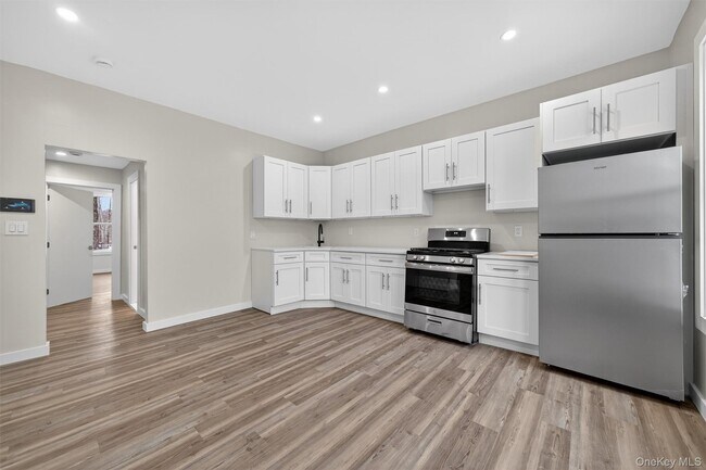 Building Photo - 303 Main St