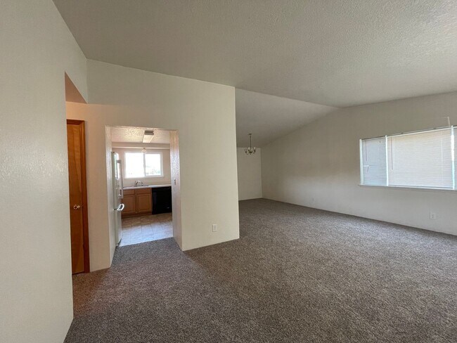 Building Photo - 3 Bedroom 2 Bath Home with 2 Car Garage