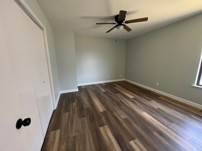 Dos amplios dormitorios con amplios armarios. - 3680 W Sylvania St