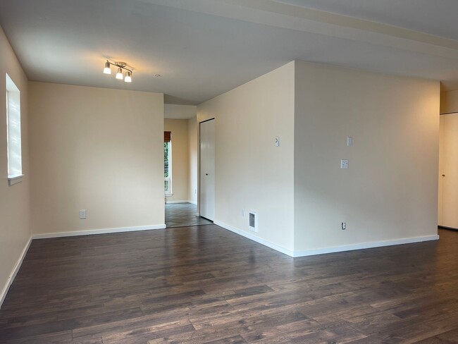 Building Photo - Spacious 2 Bedroom Condo! Utilities and Pa...