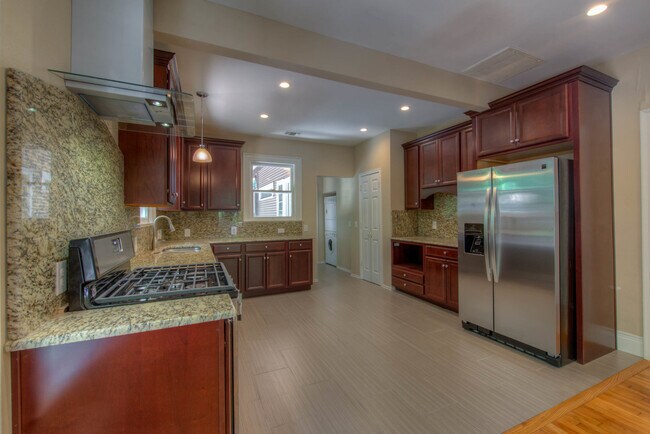 Foto del edificio - UT PRE-LEASE: 3 BR / 2 BA Completely Remod...