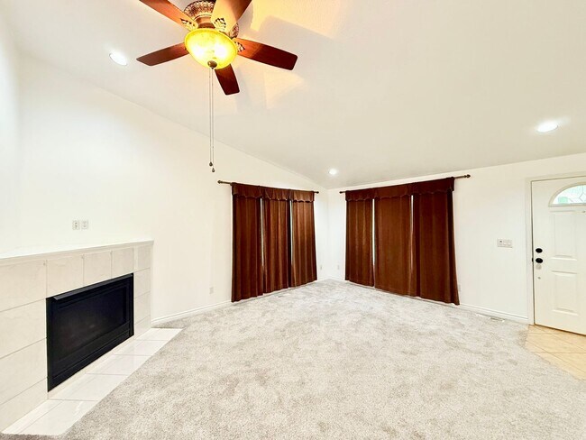 Building Photo - Beautiful 3 bedroom 2 bathroom one level home -Evergreen School District