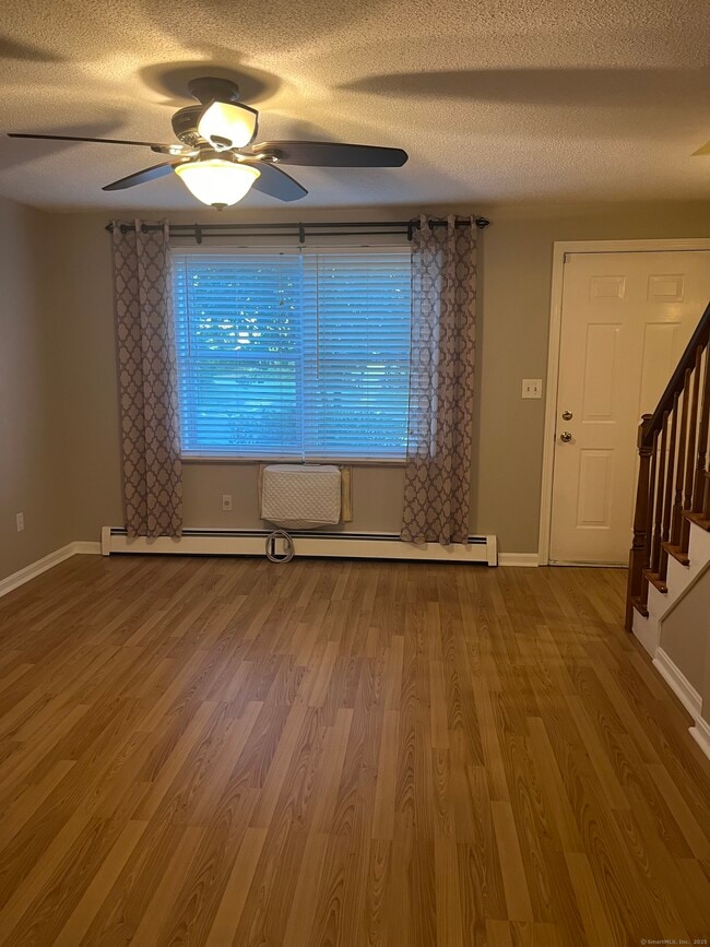 Foto del edificio - 67 Brentwood Dr