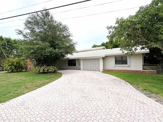 Building Photo - 7700 W Lake Dr