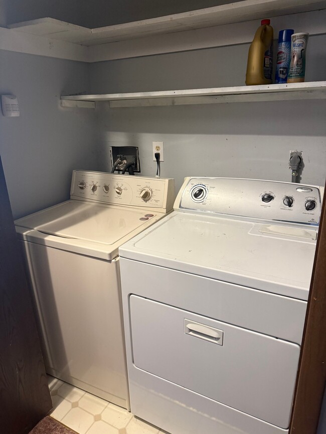 Foto del edificio - 202 E Broadway