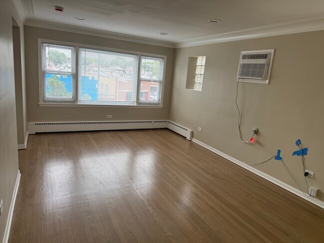 Foto del edificio - 5913 W Addison St