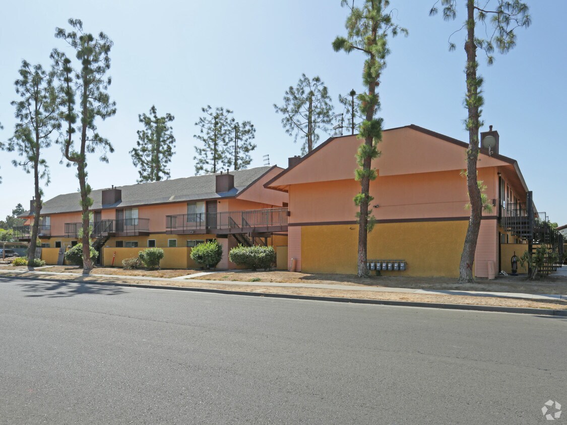 Building Photo - Campus Chalet