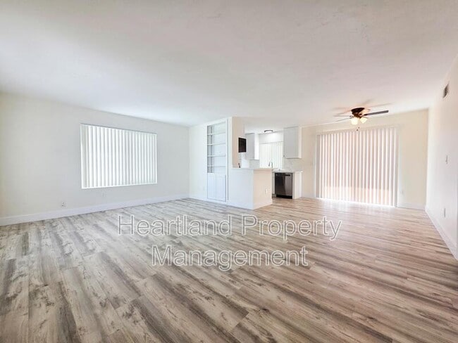 Foto del edificio - 6561 Lemarand Ave