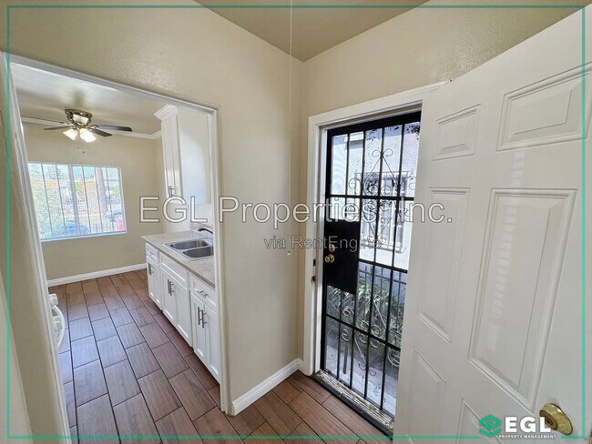 Building Photo - 648 W 91st St