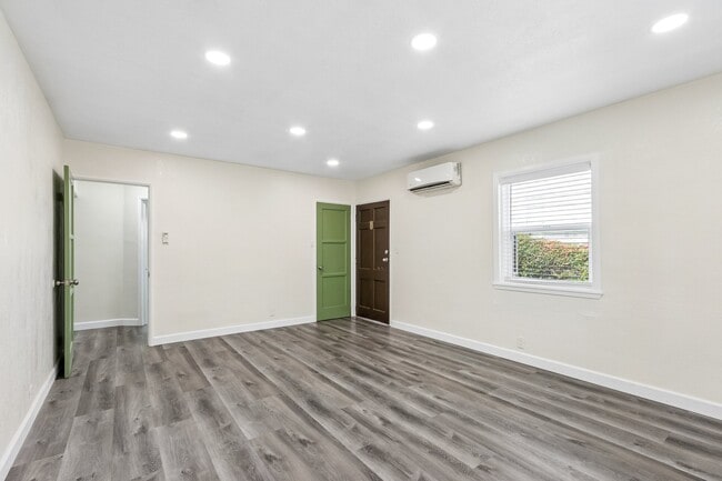Building Photo - 5616 N Gladys Ave