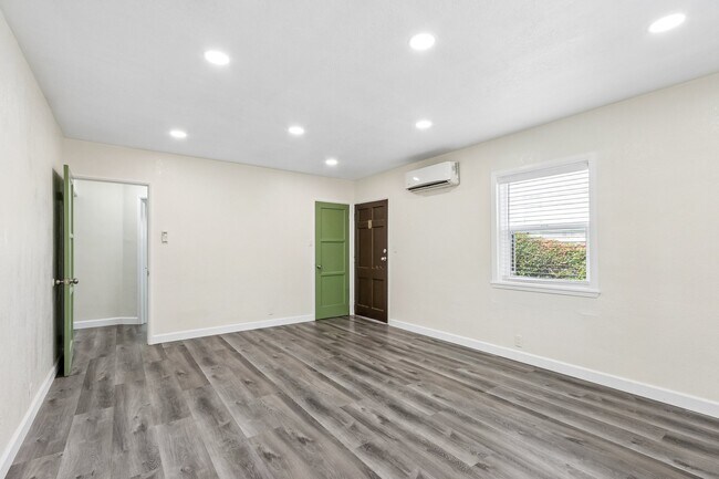 Foto del edificio - 5616 N Gladys Ave