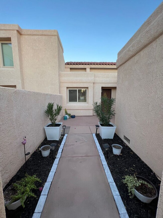 Building Photo - TOWNHOME IN MESA DEL SOL!