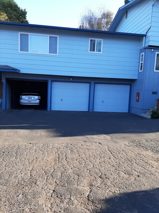 2 Car Garages - 720 Kern Ave