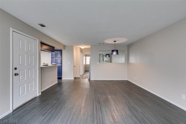 Building Photo - 810 N Sloan Ln