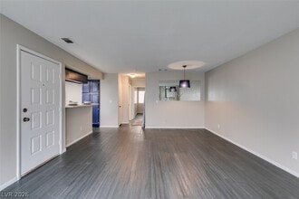 Building Photo - 810 N Sloan Ln