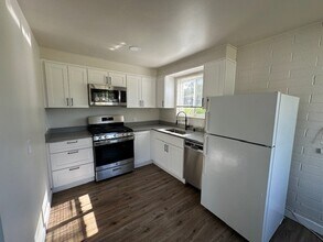 Building Photo - 387 E Redondo Ave