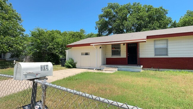 Building Photo - Remodeled 3-bedroom!  Housing accepted!