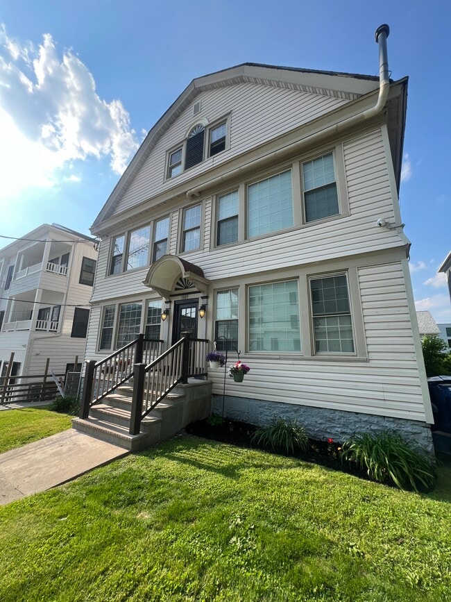 Building Exterior - 1009 Madison St