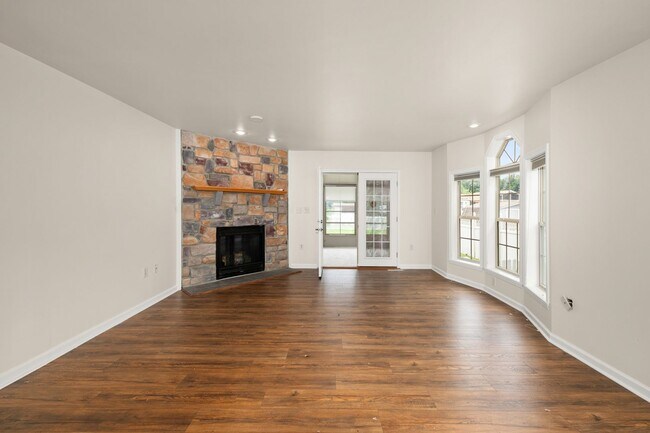 Foto del edificio - Milton Gem for Rent! Spacious 3BR Home, pet allowed. Fireplace, Sunroom & Private Yard - $2,495.0...